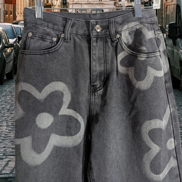 NWT Adika Floral Patterned Gray wash Jeans Size Small - Picture 4 of 7